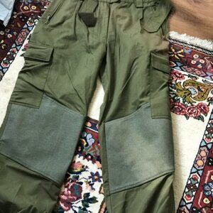 Pant in Military Green Size IT 42/ US 11.5 with belt and zipper  & extra knee p